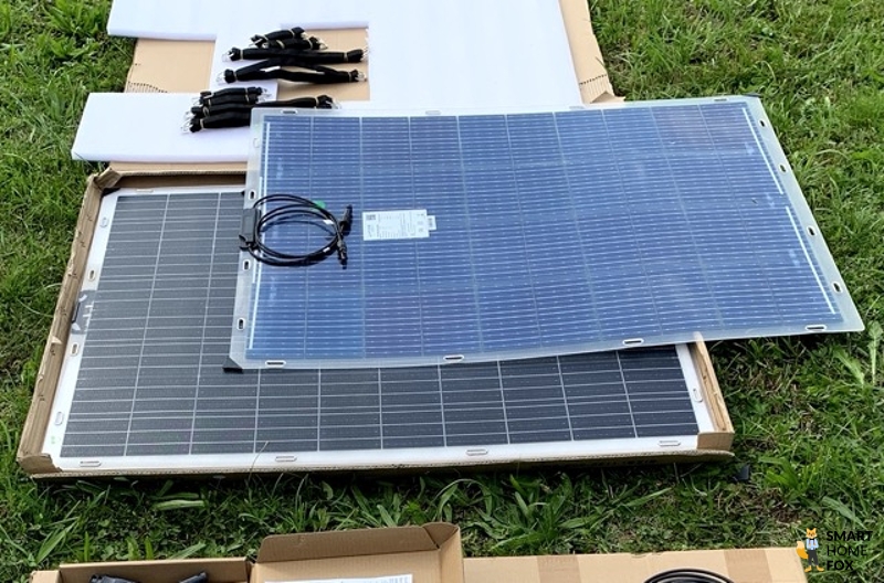 Flexibles Solarmodul liegt auf dem Karton und biegt sich leicht nach unten